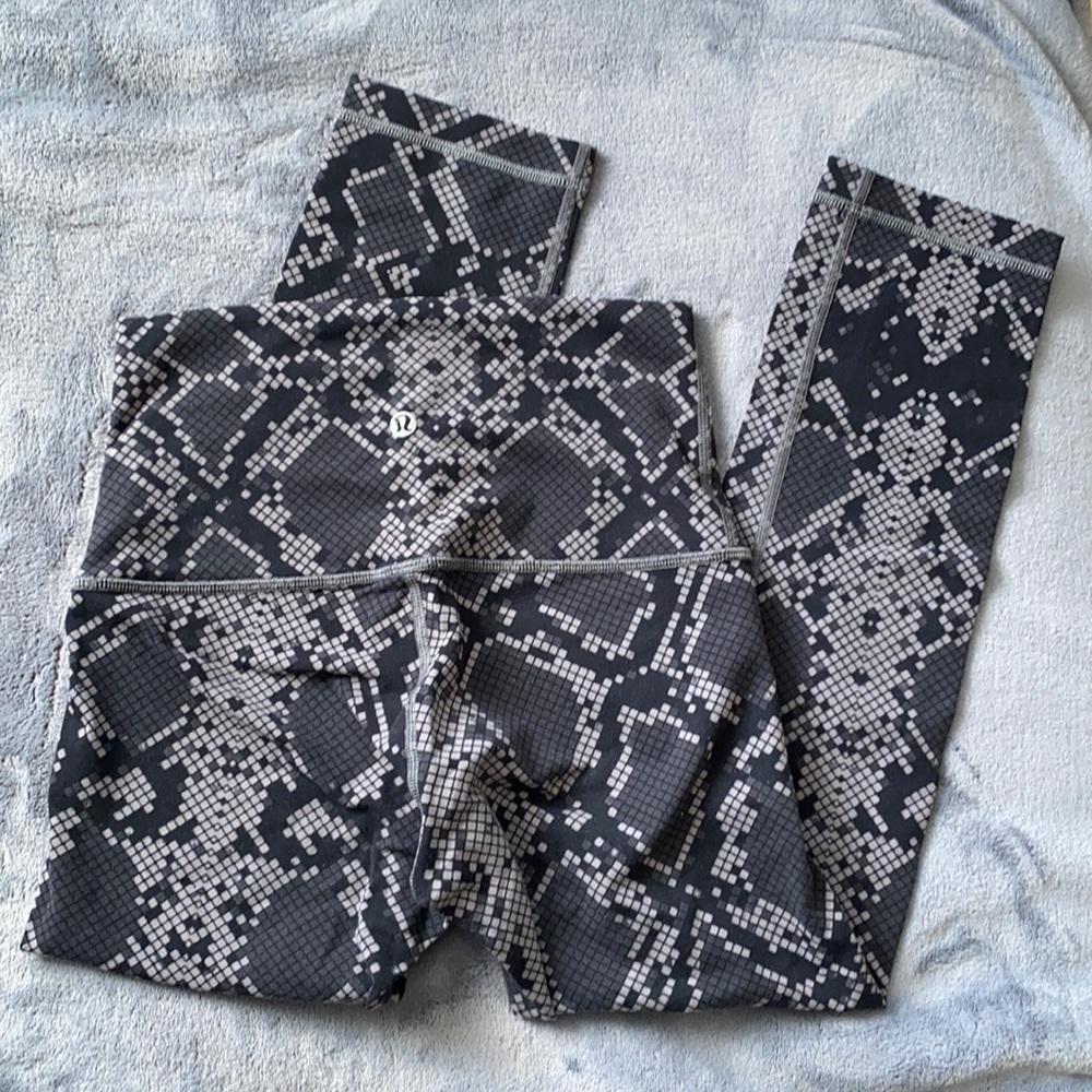 Lululemon Wunder Under Cropped Snakeskin High Waisted Leggings